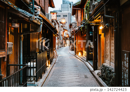 京都 夜が明けた先斗町 京都 夜が明けた先斗町 142724423