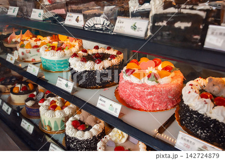 台湾・基隆のケーキ店のショーケースに並ぶカラフルなホールケーキ 台湾・基隆のケーキ店のショーケースに並ぶカラフルなホールケーキ 142724879