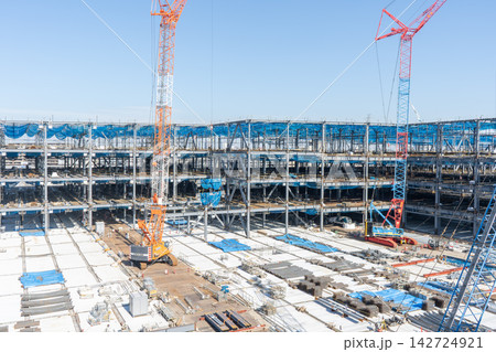 大型建築物の鉄骨工事が進む建設現場とクローラークレーン 大型建築物の鉄骨工事が進む建設現場とクローラークレーン 142724921