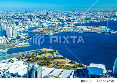 【神奈川県】横浜ランドマークタワーから見下ろす、みなとみらい　臨港パーク側 142725256