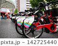 駐輪場に整列する自転車 142725440