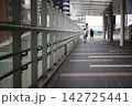 ぺデストリアンデッキを歩く人々 142725441