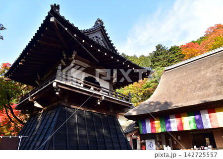 紅葉に包まれる永源寺の鐘楼 142725557