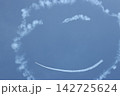 曲芸飛行機が空に書いたニコニコマーク 142725624