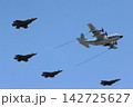 編隊飛行をする米軍機 142725627