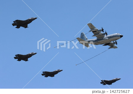 編隊飛行をする米軍機 142725627