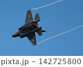 青空を飛ぶF35戦闘機 142725800