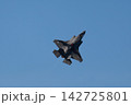 離陸して上昇するF35戦闘機 142725801