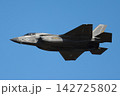 青空を飛ぶF35戦闘機 142725802