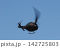 飛行する自衛隊の輸送ヘリ 142725803