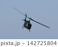 飛行する陸上自衛隊の輸送ヘリ 142725804