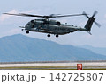 着陸する米軍ヘリコプター 142725807