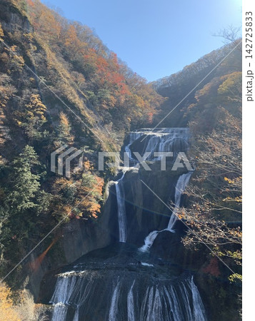 紅葉に囲まれた秋の袋田の滝 紅葉に囲まれた秋の袋田の滝 142725833