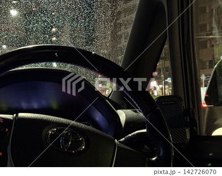 雨が降る夜に張り込み 雨が降る夜に張り込み 142726070