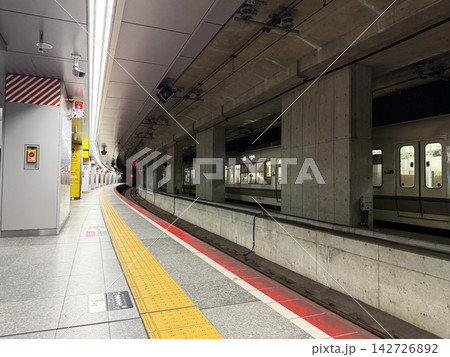 未来的な雰囲気の大阪駅地下ホーム 未来的な雰囲気の大阪駅地下ホーム 142726892