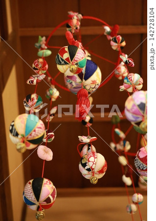 和室に飾られた色鮮やかな吊るし雛 縦構図と背景ボケ ひな祭り・伝統文化の広告やWebバナー素材 和室に飾られた色鮮やかな吊るし雛 縦構図と背景ボケ ひな祭り・伝統文化の広告やWebバナー素材 142728104