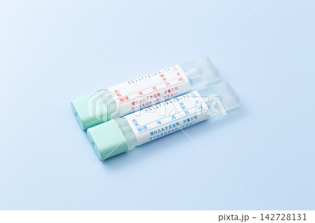 青背景に大腸がんの検便キット 青背景に大腸がんの検便キット 142728131