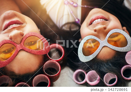 Mother, child and smile with hair rollers in home for beauty, celebration or bonding together on mothers day. Top view, sunglasses and woman with girl kid for happiness, hairstyle or lens flare 142728691