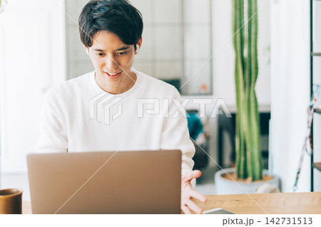 WEB会議をする男性 142731513