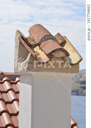 Traditional concrete chimney top 142734662