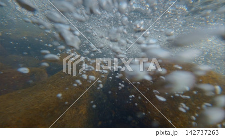水中から見た泡 142737263