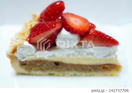 生クリームとカスタードたっぷりのいちごパイ(カットケーキ) 生クリームとカスタードたっぷりのいちごパイ(カットケーキ) 142737706