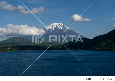 本栖湖と富士山、千円札の裏面に描かれた景観 142738005