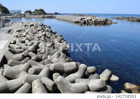 海岸の波消しブロック 海岸の波消しブロック 142738501