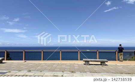 青い日本海を望む展望台 青い日本海を望む展望台 142738539