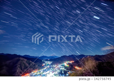 岩殿山から見る富士山・大月市街の夜景と星空 岩殿山から見る富士山・大月市街の夜景と星空 142738745