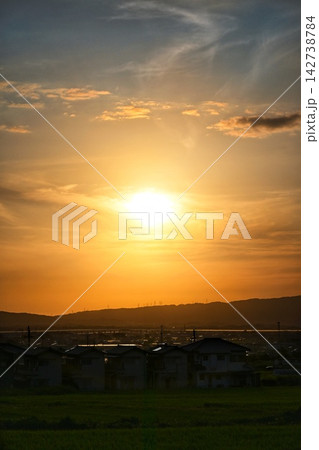 灼熱の夕日 142738784