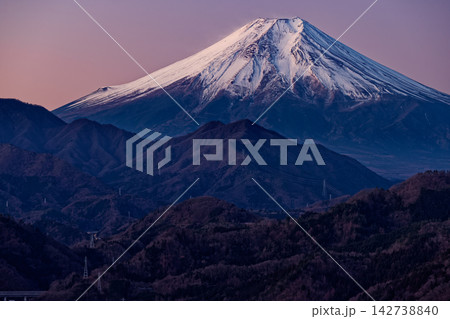 岩殿山から見る黎明の富士山 岩殿山から見る黎明の富士山 142738840