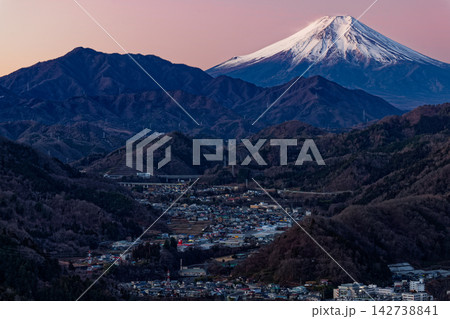岩殿山から見る黎明の富士山 岩殿山から見る黎明の富士山 142738841