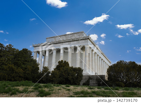 Lincoln Memorial in Washington DC on a Sunny Day 142739170
