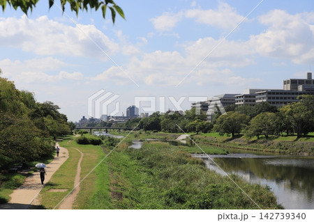 夏の京都鴨川河川敷と青空 緑豊かな遊歩道と空の余白 観光プロモーション・健康散策用広告背景素材 夏の京都鴨川河川敷と青空 緑豊かな遊歩道と空の余白 観光プロモーション・健康散策用広告背景素材 142739340