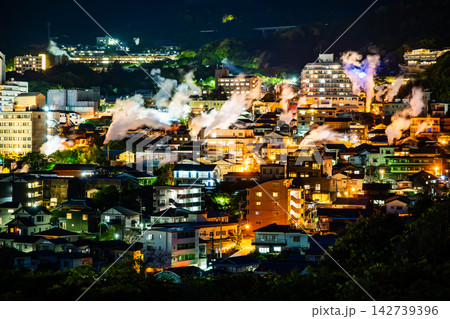 大分 別府温泉郷 ~湯けむりが漂う夜景~ 大分 別府温泉郷 ~湯けむりが漂う夜景~ 142739396