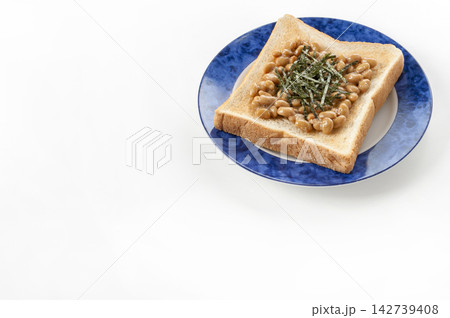 納豆トースト 142739408