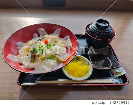 壇ノ浦SAのふぐ刺しのどんぶり 142739415