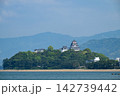 佐賀県/ 青空と海の青と新緑の緑が眩しい春の「唐津城」 佐賀県/ 青空と海の青と新緑の緑が眩しい春の「唐津城」 142739442