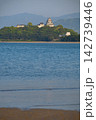 佐賀県/ 青空と海の青と新緑の緑が眩しい春の「唐津城」 佐賀県/ 青空と海の青と新緑の緑が眩しい春の「唐津城」 142739446