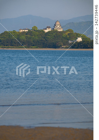 佐賀県/ 青空と海の青と新緑の緑が眩しい春の「唐津城」 佐賀県/ 青空と海の青と新緑の緑が眩しい春の「唐津城」 142739446