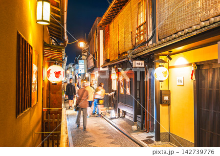 京都　京町家が建ち並ぶ先斗町 142739776