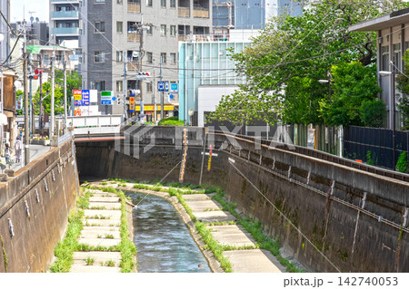 中野富士見町駅近くの神田川 142740053