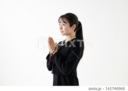 喪服を着た女性 喪服を着た女性 142740068
