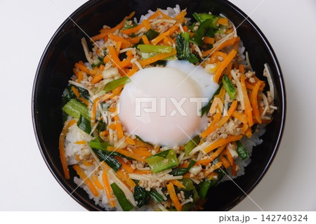 そぼろと野菜ビビンバ丼 そぼろと野菜ビビンバ丼 142740324