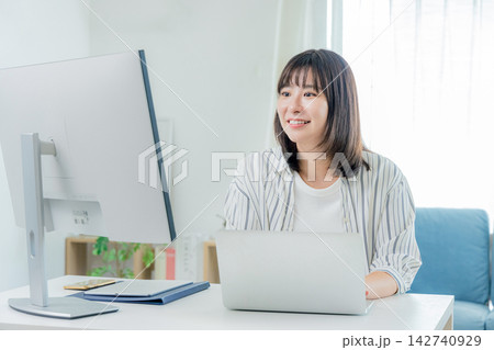 テレワーク中の若い女性 テレワーク中の若い女性 142740929