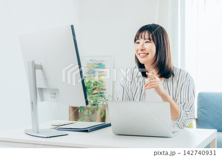 テレワーク中の若い女性 テレワーク中の若い女性 142740931