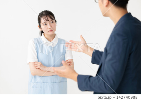 クレームを受ける女性 クレームを受ける女性 142740988
