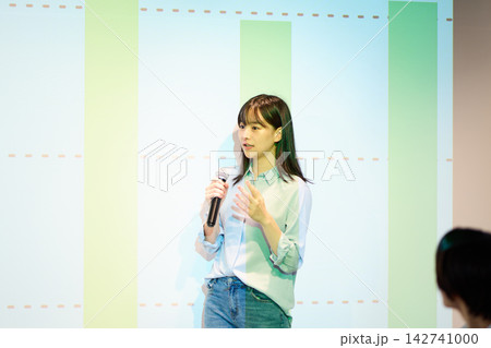 プレゼンテーションする女性 142741000