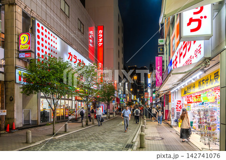 赤坂見附の駅前風景　東京・赤坂の繁華街、店舗の看板や鮮やかな明かりが灯る夜のエスプラナード赤坂通り・ 142741076